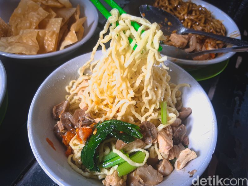 Mie Ayam Jamur Mas No, Mie ayam terkenal di Taman Puring. Tawarkan mie ayam jamur yang gurihnya nendang dan mie yamin manis legit.