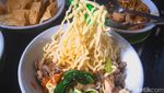 Cicip Mie Ayam dan Yamin yang Terkenal di Taman Puring