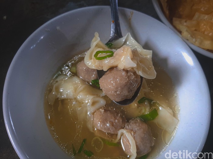 Mie Ayam Jamur Mas No Mie Ayam Jamur Mas No, Mie ayam terkenal di Taman Puring. Tawarkan mie ayam jamur yang gurihnya nendang dan mie yamin manis legit.