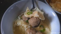 Selain mie ayam jamur dan yamin, di sini kamu juga bisa memesan pangsit rebus dan bakso. Foto: detikFood/Yenny Mustika Sari