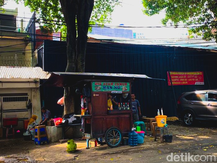 Mie Ayam Jamur Mas No Mie Ayam Jamur Mas No, Mie ayam terkenal di Taman Puring. Tawarkan mie ayam jamur yang gurihnya nendang dan mie yamin manis legit.