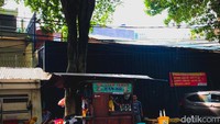 Mie Ayam Jamur Mas No sudah berjualan sejak tahun 1998. Berlokasi di dekat Taman Puring dan SMP favorit, warung mie ayam ini punya banyak pelanggan setia. Foto: detikFood/Yenny Mustika Sari