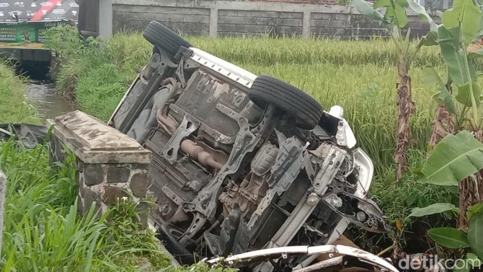 Mobil Nyemplung Parit di Ciamis