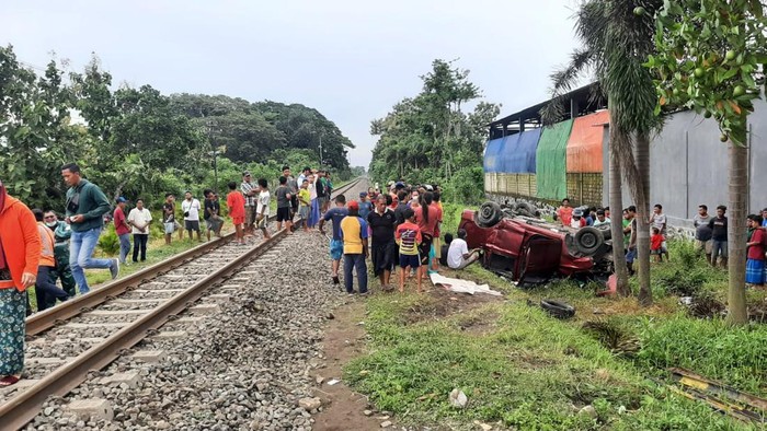 mobil tertabrak kereta api di kediri