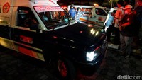 Peti jenazah para korban kemudian dipindahkan ke ambulans yang sudah disapkan untuk mengantarkan ke rumah duka masing-masing. Pemindahan dilakukan secara bergantian dengan dua ambulans berdampingan. Petugas memindahkan peti jenazah ke ambulans yang akan membawa korban ke rumah duka.