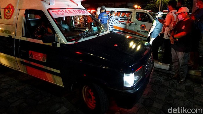 Sebanyak 13 korban tewas kecelakaan bus pariwisata di Bantul tiba di RSUD Sukoharjo pada Senin (7/2) dini hari. Seluruh korban langsung dibawa ke rumah duka.