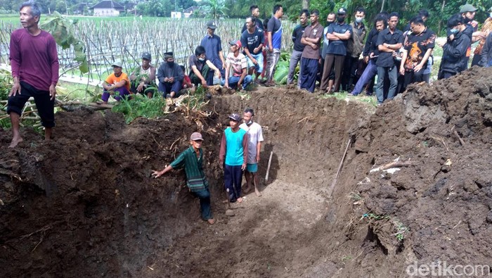 Momen Pemakaman 6 Korban Kecelakaan Maut Bantul di 1 Liang Lahad Enam orang korban kecelakaan bus pariwisata di Bantul dimakamkan dalam satu liang lahad di Sukoharjo. Prosesi pemakaman diiringi isak tangis anggota keluarga.