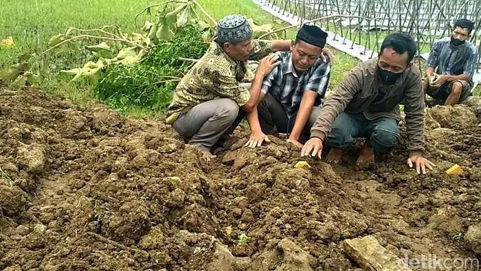 Enam orang korban kecelakaan bus pariwisata di Bantul dimakamkan dalam satu liang lahad di Sukoharjo. Prosesi pemakaman diiringi isak tangis anggota keluarga.