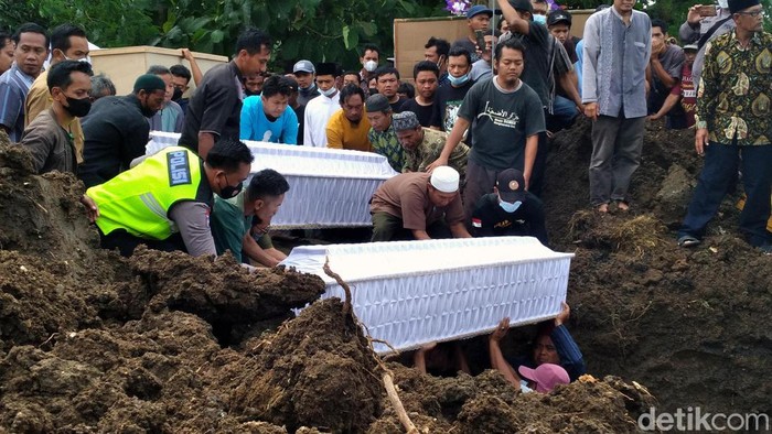 Enam orang korban kecelakaan bus pariwisata di Bantul dimakamkan dalam satu liang lahad di Sukoharjo. Prosesi pemakaman diiringi isak tangis anggota keluarga.