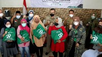 Walikota Administrasi Jakarta Pusat, Dhani Sukma hadir untuk menyerahkan langsung kepada warga RW 8 Matraman, didampingi oleh Manajer Penyaluran dan Pendagayagunaan NUCare-Lazisnu, Slamet Tuharie dan Manajer Hubungan Eksternal PAM Jaya Linda Nur Handayani.