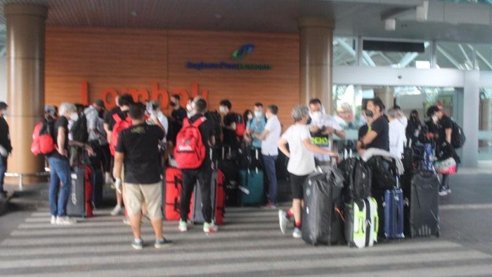 Para kru dan pebalap tes pramusim MotoGP Mandalika saat tiba di Bandara Lombok (ANTARA/Akhyar)