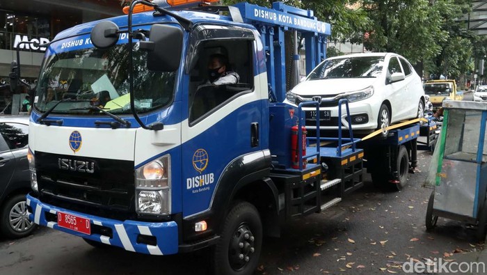 Petugas gabungan Dishub, TNI dan Polri melakukan razia perkir liar di beberapa titik di Kota Bandung. Sejumlah kendaraan diangkut dan dicabut pentilnya.