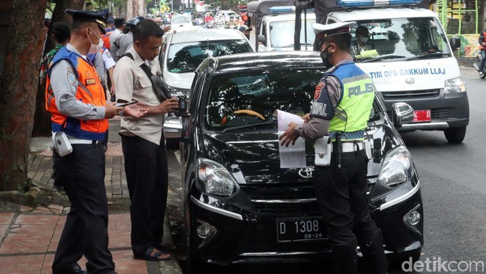 Parkir Liar di Bandung, Mobil-mobil Ini Dicabut Pentilnya Petugas gabungan Dishub, TNI dan Polri melakukan razia perkir liar di beberapa titik di Kota Bandung. Sejumlah kendaraan diangkut dan dicabut pentilnya.