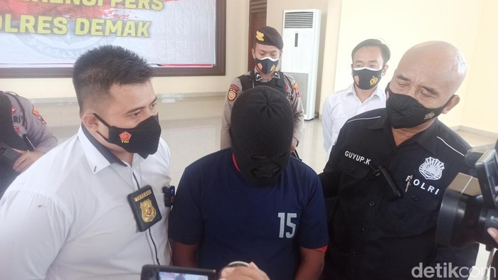 Pelaku penipuan modus proyek lampu PJU di Demak, saat jumpa pers di Polres Demak, Senin (7/2/2022).