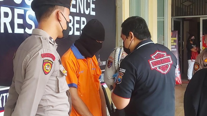 Pelayan restoran cepat saji di Jember
