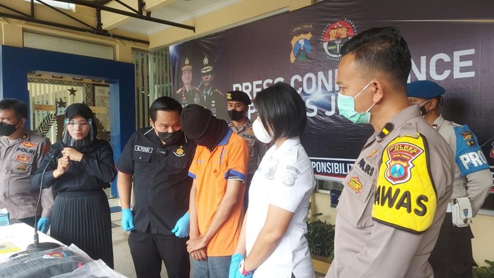 Pelayan restoran cepat saji di Jember