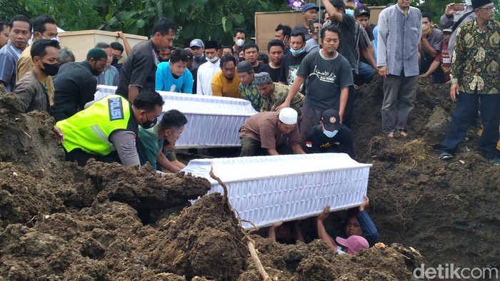 Pemakaman 6 korban kecelakaan bus maut di Bantul. Keenam korban asal Polokarto ini dimakamkan di satu liang lahad.
