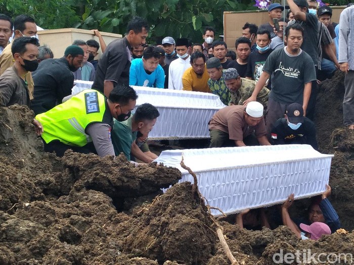 Pemakaman 6 korban kecelakaan bus maut di Bantul. Keenam korban asal Polokarto ini dimakamkan di satu liang lahad.
