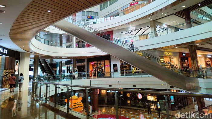 Pembatasan di Pusat Perbelanjaan Imbas PPKM Level 3 Pemerintah menaikkan level PPKM di Jabodetabek menjadi level 3. Akibatnya pembatasan di pusat perbelanjaan diberlakukan kembali.
