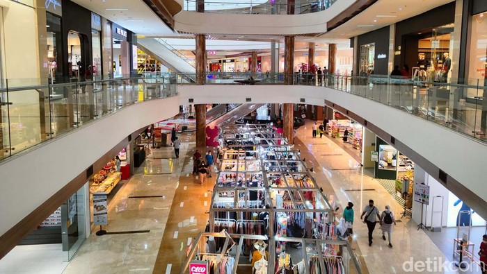 Pembatasan di Pusat Perbelanjaan Imbas PPKM Level 3 Pemerintah menaikkan level PPKM di Jabodetabek menjadi level 3. Akibatnya pembatasan di pusat perbelanjaan diberlakukan kembali.