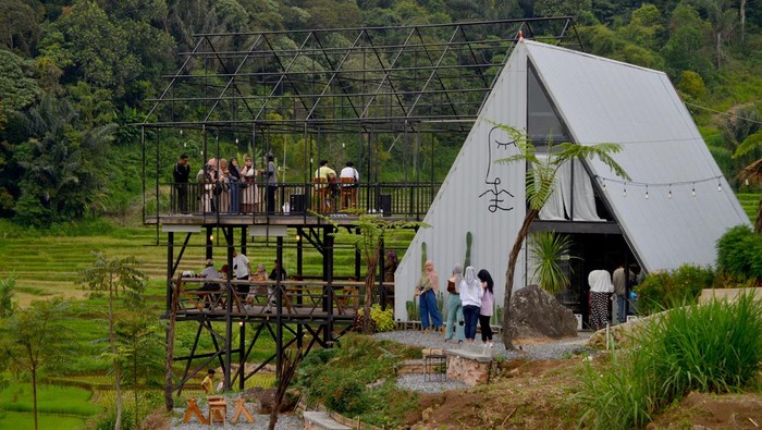 PENGEMBANGAN WISATA KULINER DI PEDESAAN Sejumlah pengunjung menikmati kuliner di antara hamparan sawah pedesaan di Nagari Tanjung Haro Sikabu-kabu, Kabupaten Limapuluhkota, Sumatera Barat, Minggu (6/2/2022). Desa yang berada di ketinggian 1.100 mdpl tersebut dikembangkan dengan membuat titik-titik wisata berbasis kuliner di kawasan sawah terasering. ANTARA FOTO/Iggoy el Fitra/wsj.