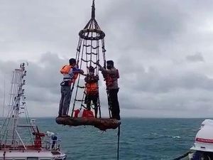 Momen Dramatis Penyelamatan 2 Nelayan yang Terombang-ambing di Laut Tuban