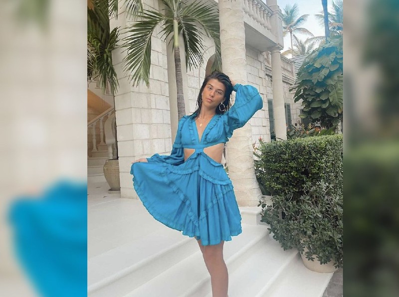 Phoebe Gates tampil dengan dress dengan harga terjangkau dan kalung Gucci yang menggantung di lehernya.