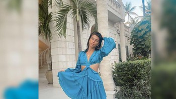 Phoebe Gates suka tampil bergaya. Baru-baru ini, dia bikin heboh karena walaupun pakaiannya tampak mahal, tapi ternyata harganya biasa saja untuk ukuran anak sekaya dirinya. Ia kedapatan memakai dress ini yang ditaksir seharga USD 69 atau sekitar Rp 994 ribu.Foto: Instagram/@eatbrunchclub