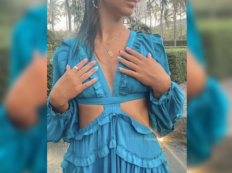 Phoebe Gates Phoebe Gates tampil dengan dress dengan harga terjangkau dan kalung Gucci yang menggantung di lehernya.