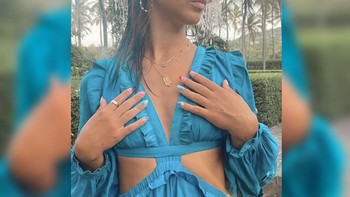 Phoebe tampak serasi memakai pakaian tersebut. Dibandingkan kakaknya, Jennifer, ia lebih suka tampil stylish dan menunjukkannya di media sosial. Tapi siapa sangka busananya tergolong murah. Foto: Instagram/@eatbrunchclub