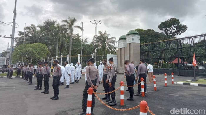 Polisi mulai bersiaga jelang demo buruh di depan Gedung DPR, Jakarta