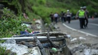 Olah TKP tersebut dilakukan untuk mengetahui penyebab kecelakaan bus pariwisata yang mengakibatkan 13 orang meninggal dunia pada Minggu (6/2).