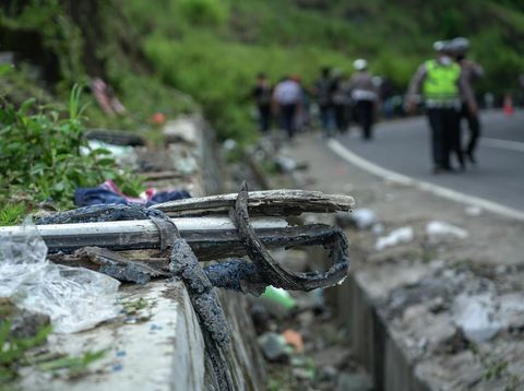 Petugas kepolisian melakukan olah Tempat Kejadian Perkara (TKP) kecelakaan bus di Imogiri, Bantul, DI Yogyakarta, Senin (7/2/2022). Olah TKP tersebut dilakukan untuk mengetahui penyebab kecelakaan bus pariwisata yang mengakibatkan 13 orang meninggal dunia pada Minggu (6/2). ANTARA FOTO/Hendra Nurdiyansyah/aww.
