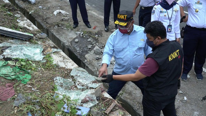 Petugas kepolisian melakukan olah Tempat Kejadian Perkara (TKP) kecelakaan bus di Imogiri, Bantul, DI Yogyakarta, Senin (7/2/2022). Olah TKP tersebut dilakukan untuk mengetahui penyebab kecelakaan bus pariwisata yang mengakibatkan 13 orang meninggal dunia pada Minggu (6/2). ANTARA FOTO/Hendra Nurdiyansyah/aww.