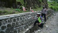 Bus nahas itu dikabarkan sempat kehilangan kendali sebelum menabrak tebing. Salah seorang saksi mengaku sempat melihat penumpang bus terpelanting.