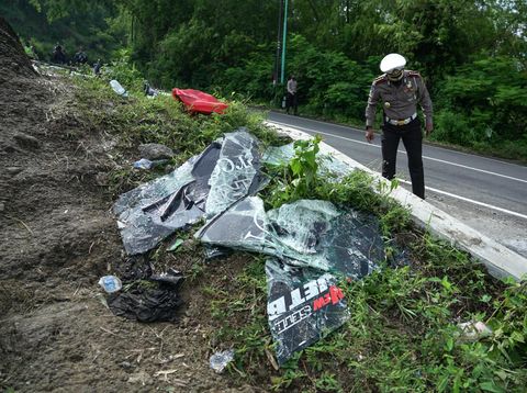 Petugas kepolisian melakukan olah Tempat Kejadian Perkara (TKP) kecelakaan bus di Imogiri, Bantul, DI Yogyakarta, Senin (7/2/2022). Olah TKP tersebut dilakukan untuk mengetahui penyebab kecelakaan bus pariwisata yang mengakibatkan 13 orang meninggal dunia pada Minggu (6/2). ANTARA FOTO/Hendra Nurdiyansyah/aww.