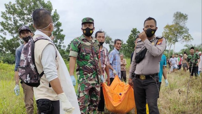 Polisi saat mengevakuasi mayat ABG perempuan di Siak, Riau (dok. Istimewa)