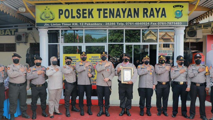 Bripka Oktavianus Arkom menabrakkan motor yang ditumpanginya ke motor jambret perampas ponsel seorang ibu di Riau. Aksinya mendapat apresiasi dari Kapolda Riau.