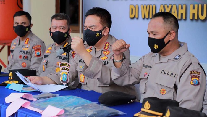 Bripka Oktavianus Arkom menabrakkan motor yang ditumpanginya ke motor jambret perampas ponsel seorang ibu di Riau. Aksinya mendapat apresiasi dari Kapolda Riau.