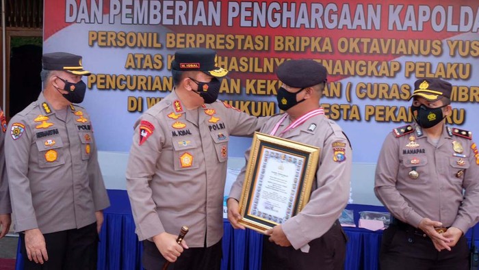 Polisi Tabrakkan Diri ke Motor Jambret di Riau Dapat Penghargaan Bripka Oktavianus Arkom menabrakkan motor yang ditumpanginya ke motor jambret perampas ponsel seorang ibu di Riau. Aksinya mendapat apresiasi dari Kapolda Riau.