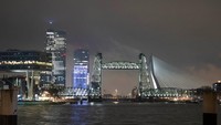 Meski demikian, pemerintah kota Rotterdam menegaskan belum memberikan persetujuan atas pembongkaran jembatan bersejarah, Koningshaven. Walaupun, permintaan pembongkaran sudah diterima oleh pemerintah kota. Di sisi lain, rencana ini memicu kemarahan. Di Facebook, penduduk setempat mengusulkan untuk melempari kapal pesiar dengan telur busuk ketika melewatinya.