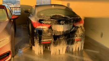 Mobil ini sebenarnya sudah berada di dalam ruangan saat musim dingin, tapi tetap saja membeku karena ada ternyata ada kebocoran di atasnya. Foto: Bored Panda