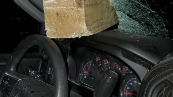 Lolos dari maut. Kaca mobil boleh rusak tapi harus bersyukur. Foto: Bored Panda