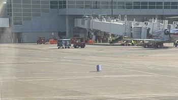 Koper siapa yang ketinggalan di tengah landasan itu? Kasihan pemiliknya. Foto: Bored Panda