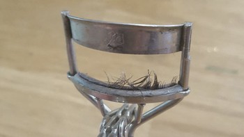 Seluruh alis tak sengaja tercerabut, mungkin karena kelelahan. Foto: Bored Panda