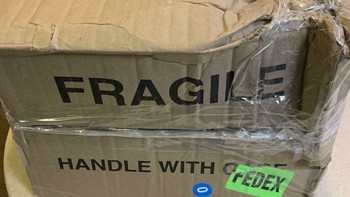 Sudah jelas ada tulisan barang mudah rusak, tapi kardusnya sudah rusak seperti ini. Foto: Bored Panda