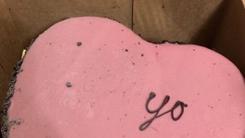 Niatnya ingin romantis memberikan kue bertuliskan I love you, tapi hurufnya banyak yang copot saat proses pengiriman. Foto: Bored Panda