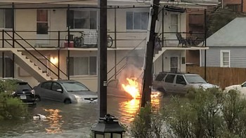 Sudah kebanjiran, mobilnya juga terlalap api. Benar-benar kombo. Foto: Bored Panda