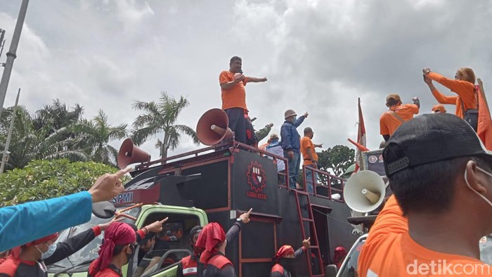 Presiden Partai Buruh Said Iqbal orasi di depan DPR