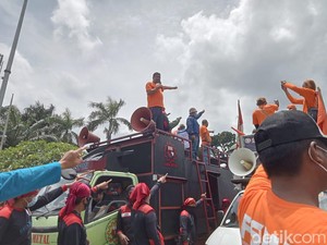 Buruh Demo di DPR Ancam Mogok Nasional Jika Tuntutan Tak Dipenuhi